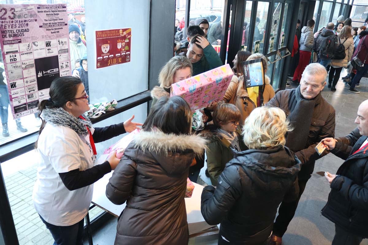 Cientos de burgaleses se acercan al pabellón de El Plantío para disfrutar del Basketball Christmas Edition, que una vez más recoge juguetes en favor de varias asociaciones.