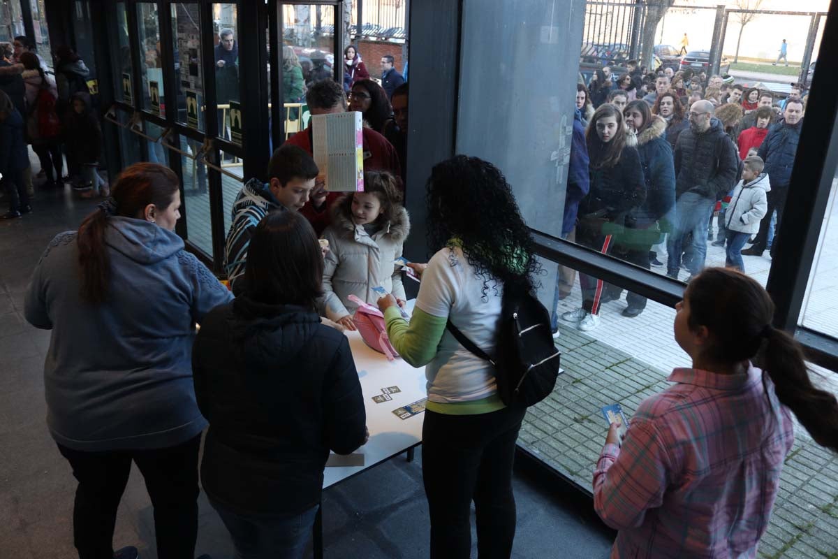 Cientos de burgaleses se acercan al pabellón de El Plantío para disfrutar del Basketball Christmas Edition, que una vez más recoge juguetes en favor de varias asociaciones.