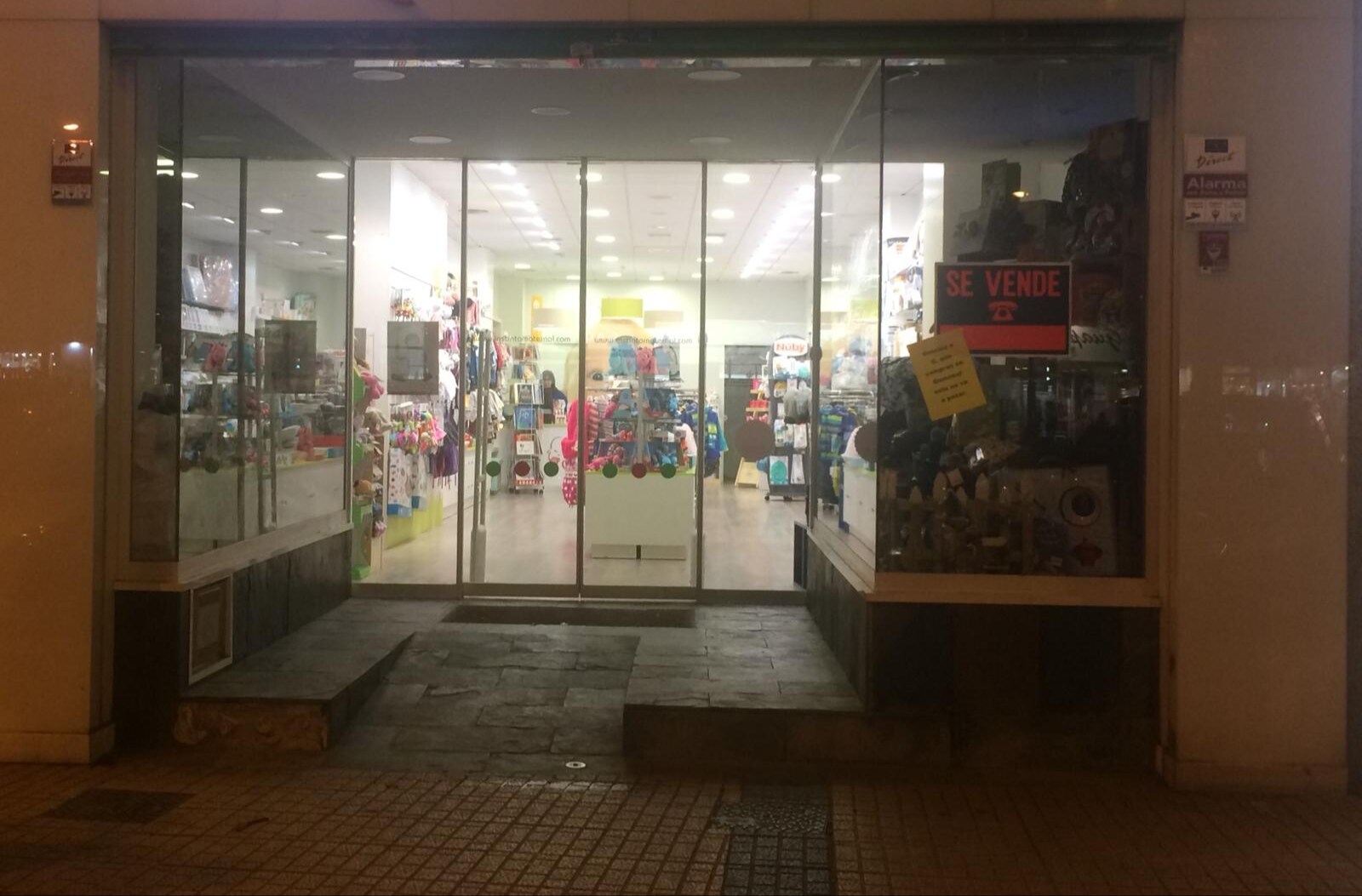 La Asociación de Comerciantes Zona G ejecutó ayer una iniciativa reivindicativa del comercio de proximidad para concienciar a la ciudadanía de la trascendencia de sus decisiones a la hora de comprar.