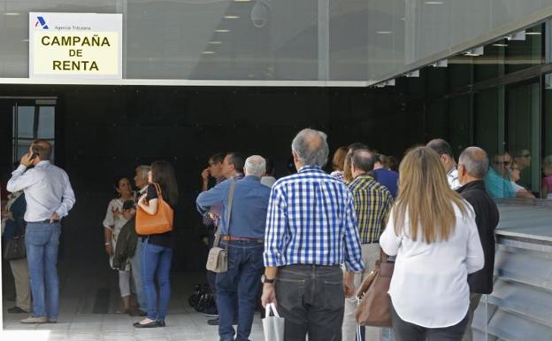 Ciudadanos a la entrada de la Agencia Tributaria en Valladolid.