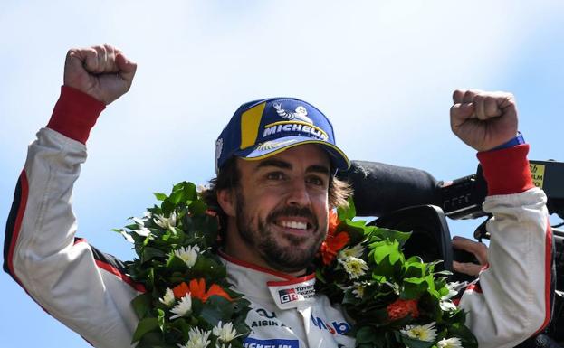 Fernando Alonso, tras su victoria en las 24 horas de Le Mans. 