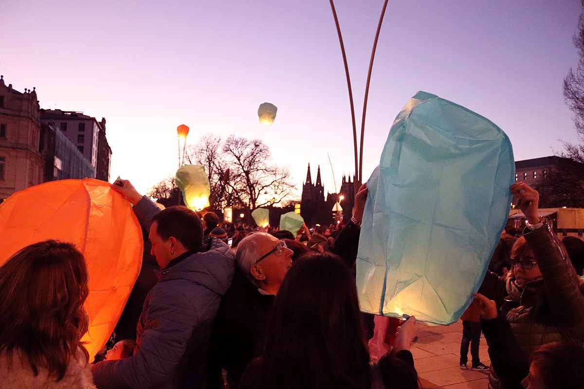 El Proyecto Rubare ha vendido miles de farolillos de papel que han sido lanzados al cielo para recaudar fondos para dos escuelas y una cooperativa de mujeres de la República Democrática del Congo.