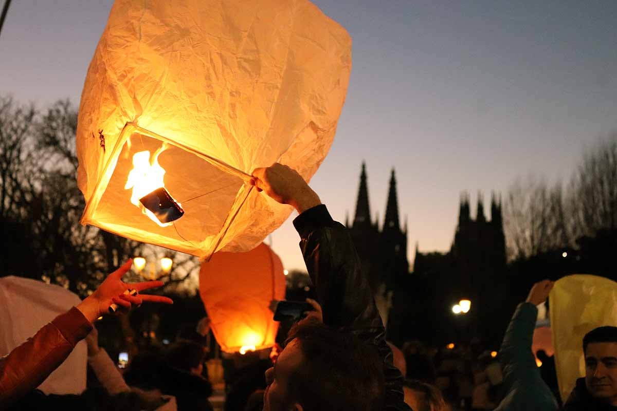 El Proyecto Rubare ha vendido miles de farolillos de papel que han sido lanzados al cielo para recaudar fondos para dos escuelas y una cooperativa de mujeres de la República Democrática del Congo.