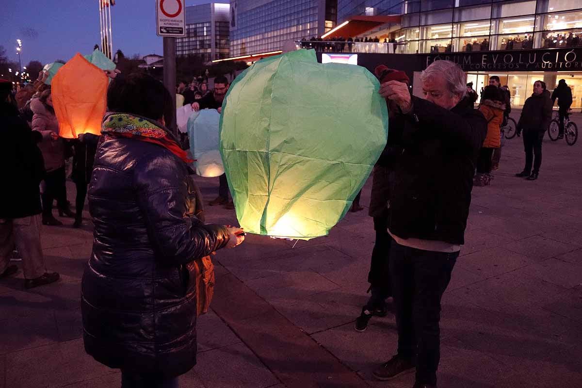 El Proyecto Rubare ha vendido miles de farolillos de papel que han sido lanzados al cielo para recaudar fondos para dos escuelas y una cooperativa de mujeres de la República Democrática del Congo.