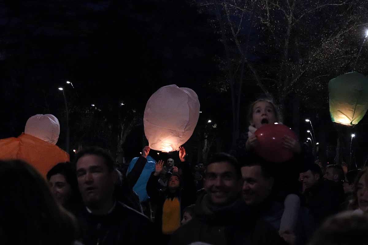 El Proyecto Rubare ha vendido miles de farolillos de papel que han sido lanzados al cielo para recaudar fondos para dos escuelas y una cooperativa de mujeres de la República Democrática del Congo.