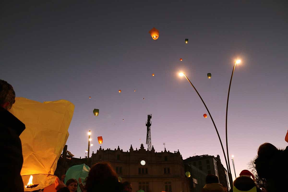 El Proyecto Rubare ha vendido miles de farolillos de papel que han sido lanzados al cielo para recaudar fondos para dos escuelas y una cooperativa de mujeres de la República Democrática del Congo.