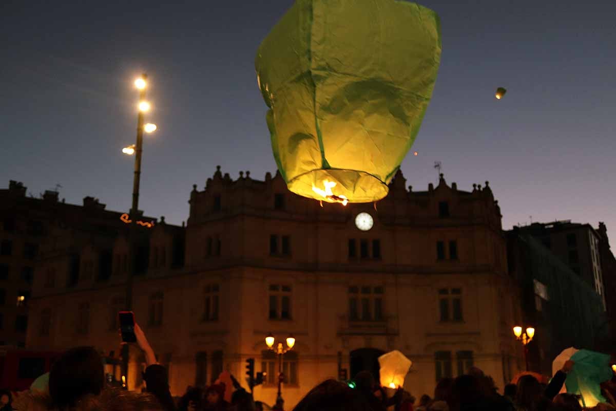 El Proyecto Rubare ha vendido miles de farolillos de papel que han sido lanzados al cielo para recaudar fondos para dos escuelas y una cooperativa de mujeres de la República Democrática del Congo.