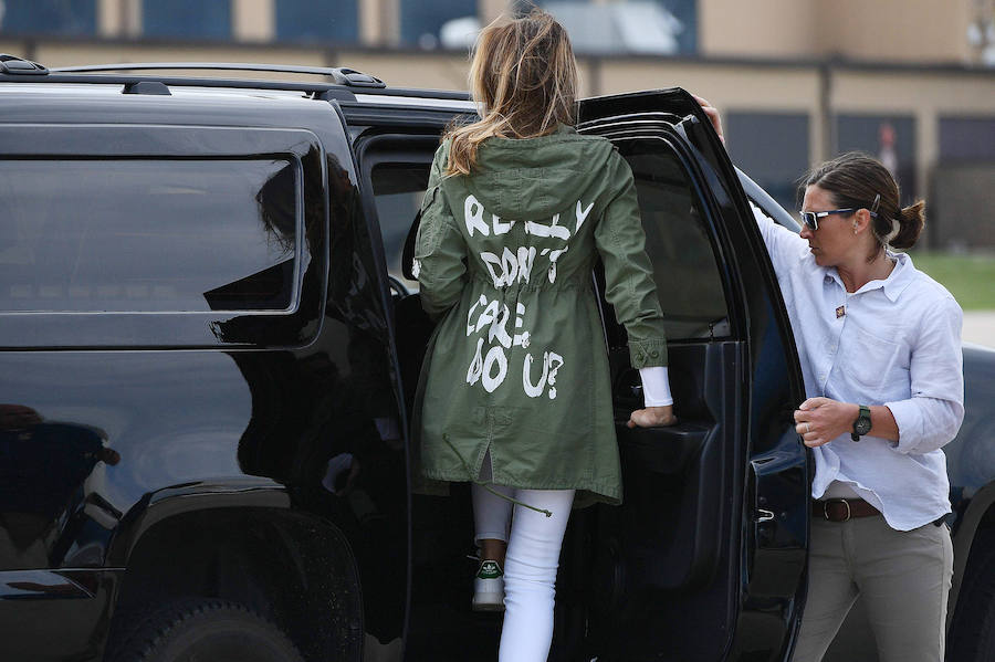 La primera dama de Estados Unidos, Melania Trump, sale la base de Maryland de las Fuerzas Aéreas de Estados Unidos con una chaqueta con la frase "Me da igual, ¿y a ti?" después de su visita sorpesa a los migrantes en la frontera entre Estados Unidos y México.. 