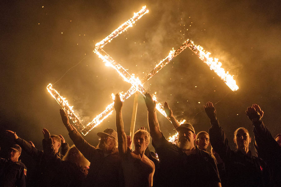 Simpatizantes nazis hacen el saludo nazi delante de una esvástica en Georgia (Estados Unidos). 