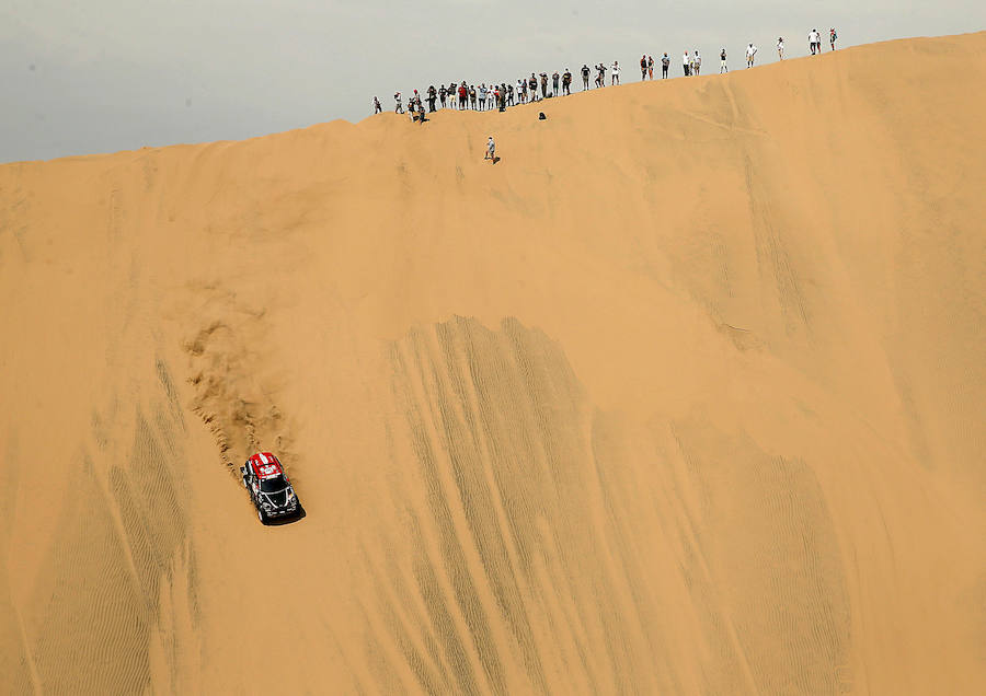 Orlando Terranova pilota para bajar una duna durante el Dakar. 