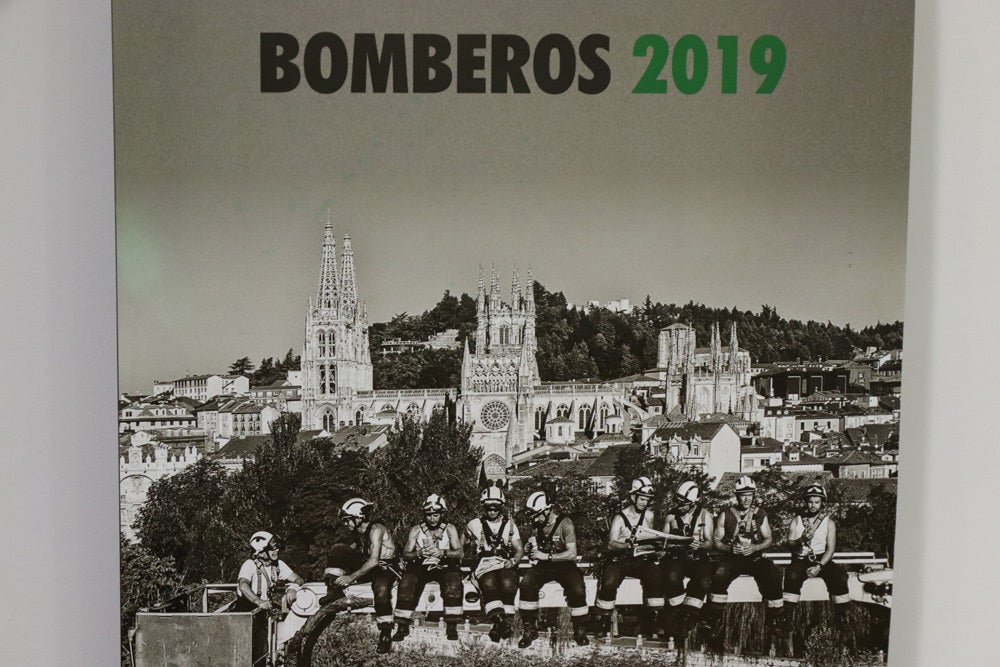 Imágenes del calendario solidario de los Bomberos de Burgos a favor de la Asociación de afectados por la Esclerosis Lateral Amiotrófica de Castilla y León