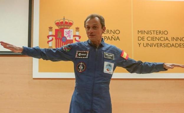 El ministro de Ciencia, Pedro Duque, vestido con su mono de astronauta.