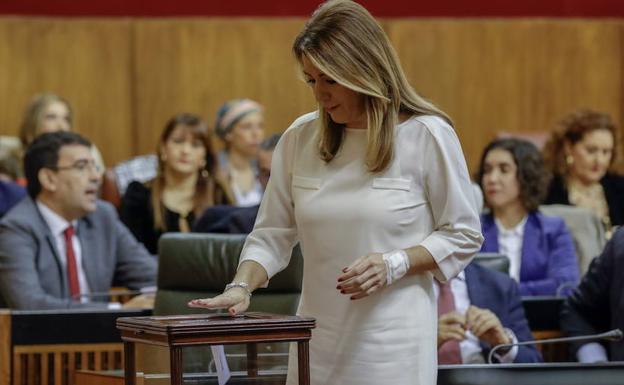 La presidenta andaluza en funciones, Susana Díaz, deposita su voto en el Parlamento de Andalucía. 