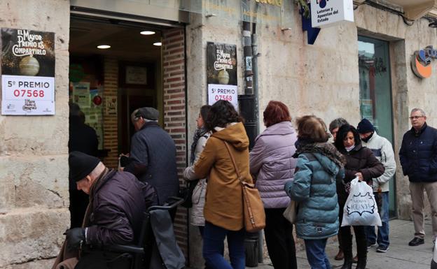 También hay colas en El Gato Negro, que repartió otro quinto en Navidad