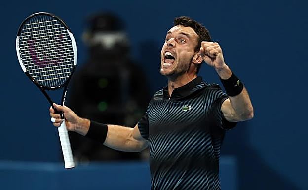 Roberto Bautista celebra su victoria ante Novak Djokovic.
