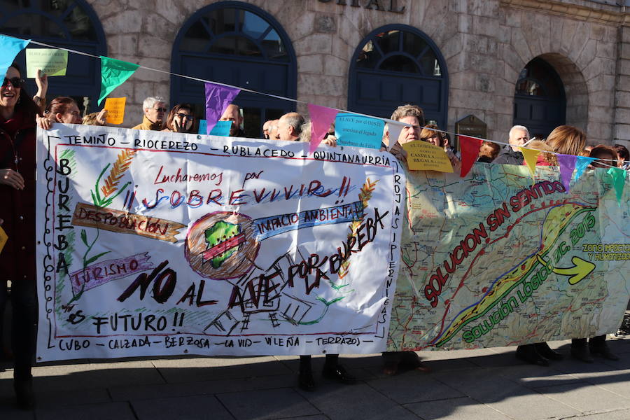 Fotos: La asociación Bureba es Futuro se ha manifestado en Burgos para exigir un cambio en el trazado del AVE al País Vasco