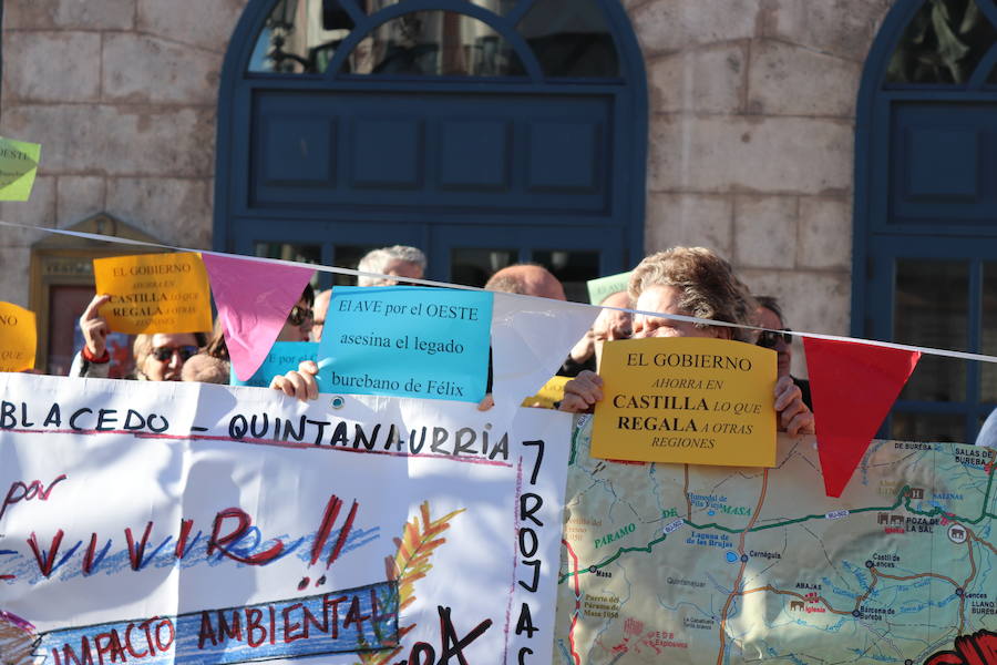 Fotos: La asociación Bureba es Futuro se ha manifestado en Burgos para exigir un cambio en el trazado del AVE al País Vasco