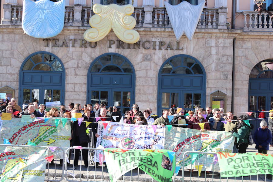 Fotos: La asociación Bureba es Futuro se ha manifestado en Burgos para exigir un cambio en el trazado del AVE al País Vasco