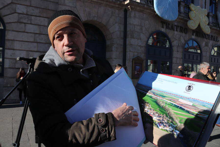 Fotos: La asociación Bureba es Futuro se ha manifestado en Burgos para exigir un cambio en el trazado del AVE al País Vasco