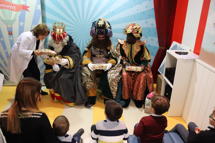 Fotos: La visita de los Reyes Magos al HUBU, en imágenes