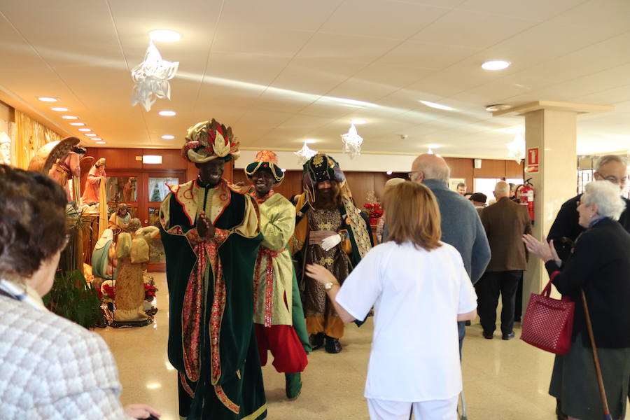 Fotos: Los Reyes Magos llegan a Burgos y visitan la residencia de ancianos Teresa Jornet