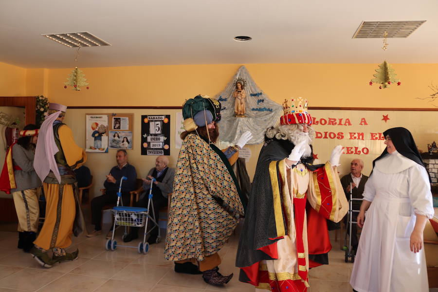 Fotos: Los Reyes Magos llegan a Burgos y visitan la residencia de ancianos Teresa Jornet