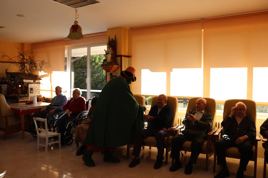 Fotos: Los Reyes Magos llegan a Burgos y visitan la residencia de ancianos Teresa Jornet