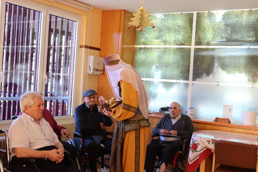 Fotos: Los Reyes Magos llegan a Burgos y visitan la residencia de ancianos Teresa Jornet