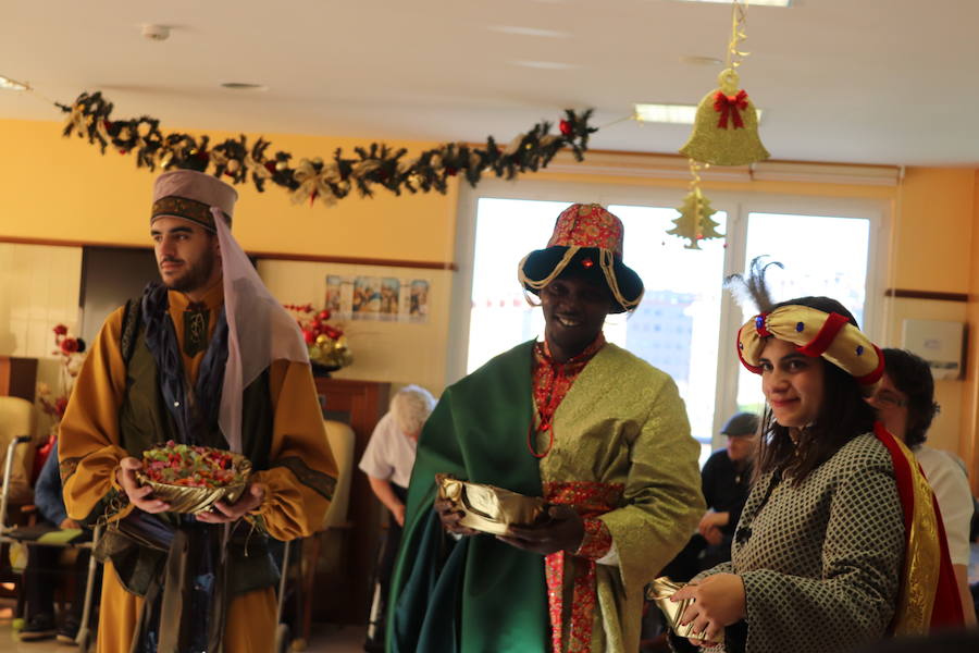 Fotos: Los Reyes Magos llegan a Burgos y visitan la residencia de ancianos Teresa Jornet