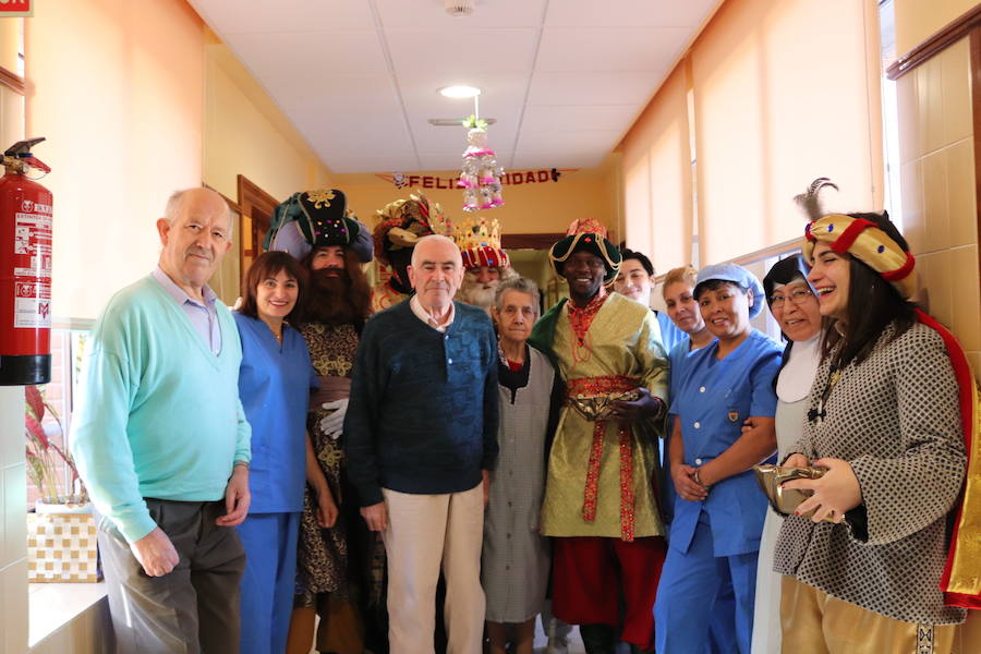 Fotos: Los Reyes Magos llegan a Burgos y visitan la residencia de ancianos Teresa Jornet