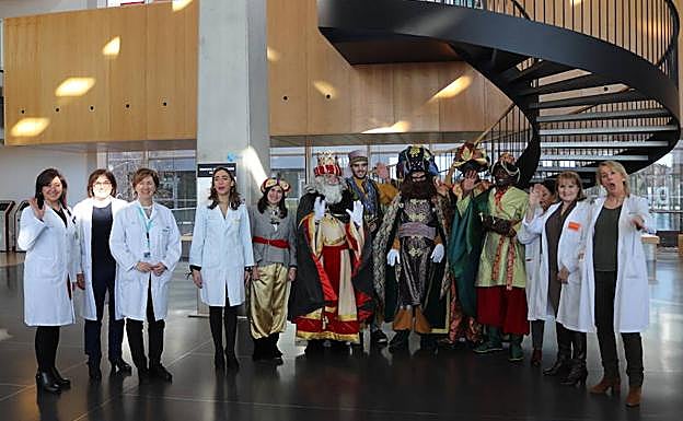 Personal del HUBU posando junto a los Reyes Magos