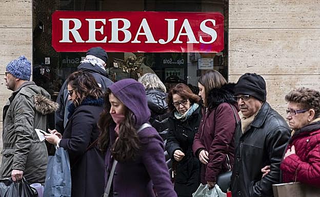 Comercios de rebajas el pasado 2 de enero en Valladolid.