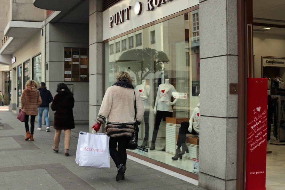 Las calles de Burgos están llenas de gente, aprovechando las rebajas y haciendo devoluciones de Reyes