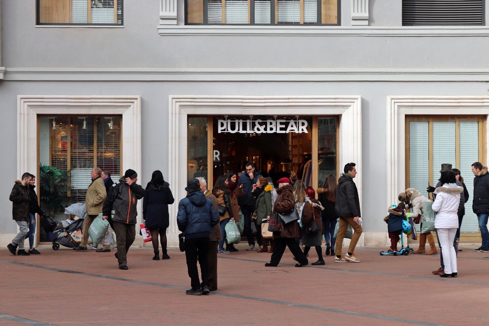 Las calles de Burgos están llenas de gente, aprovechando las rebajas y haciendo devoluciones de Reyes
