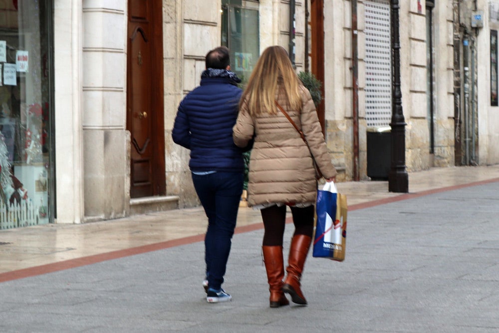 Las calles de Burgos están llenas de gente, aprovechando las rebajas y haciendo devoluciones de Reyes