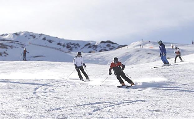 Esquiadores por las pistas de Cerler, durante la jornada de Reyes