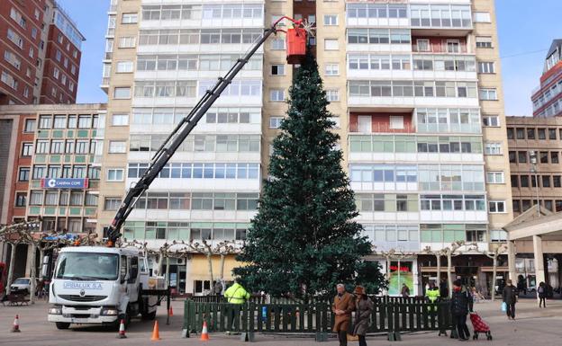 Operarios desmontando el árbol de plaza España