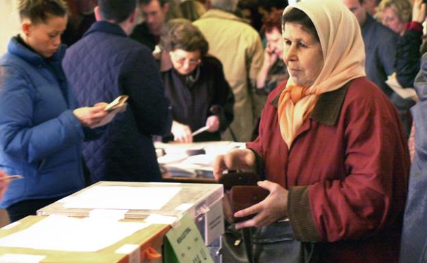 Una mujer inmigrante vota en unas elecciones municipales. 