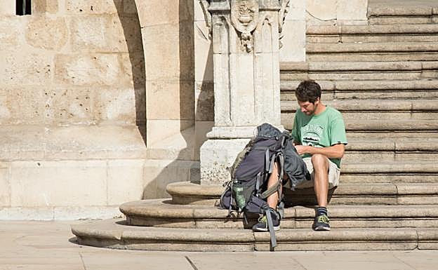 Un peregrino atravesando Burgos en verano. 