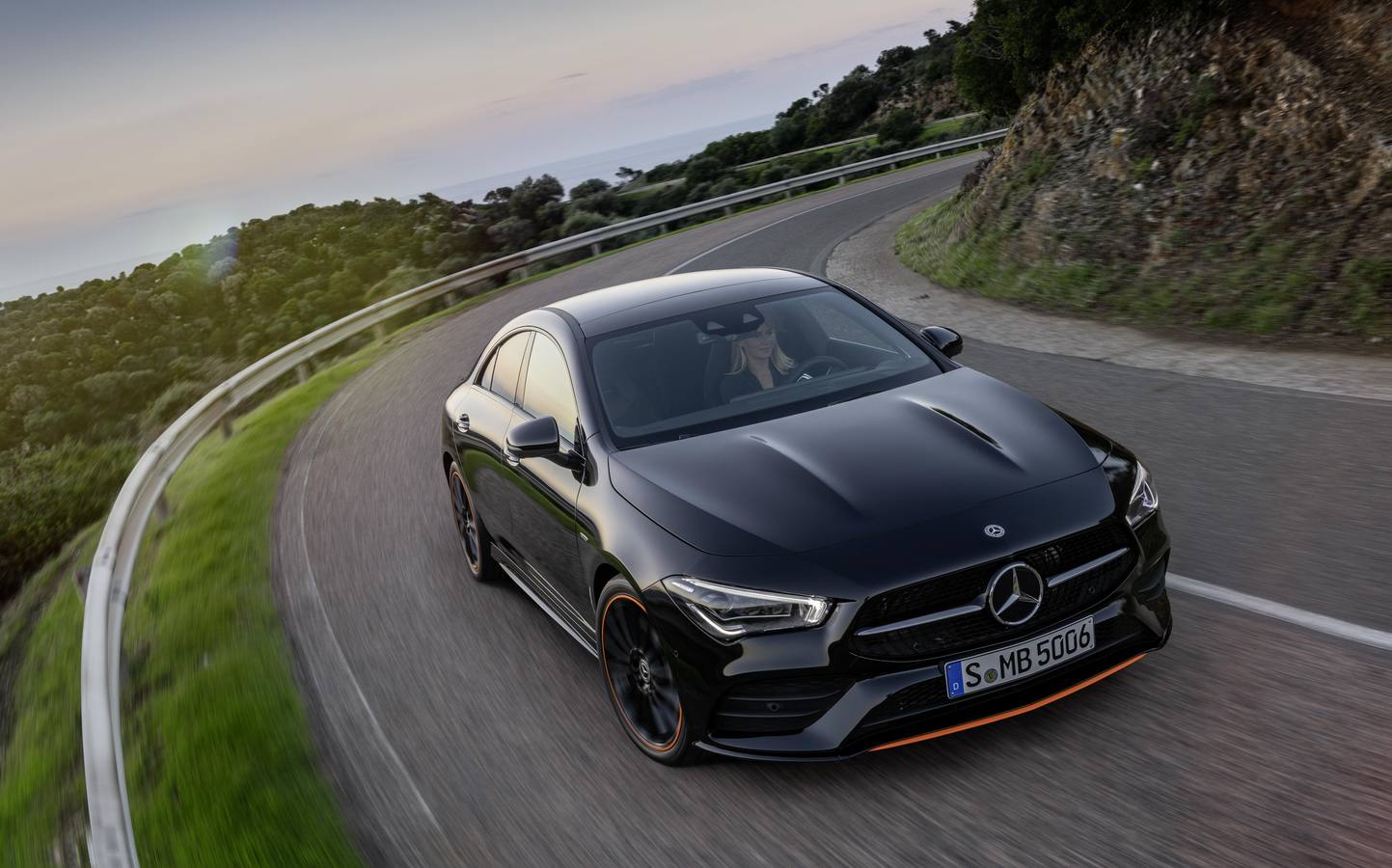 En mayo comienza a venderse el nuevo Mercedes CLA, el cupé compacto de cuatro puertas que se acaba de presentar en Las Vegas. El modelo representa una de las bazas para reducir la edad media del cliente habitual del fabricante de la estrella.