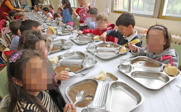 Imagen de un grupo de niños en un comedor escolar.