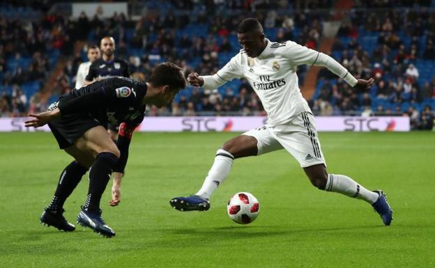 Vinicius ejecuta un regate ante el defensa del Leganés Unai Bustinza.