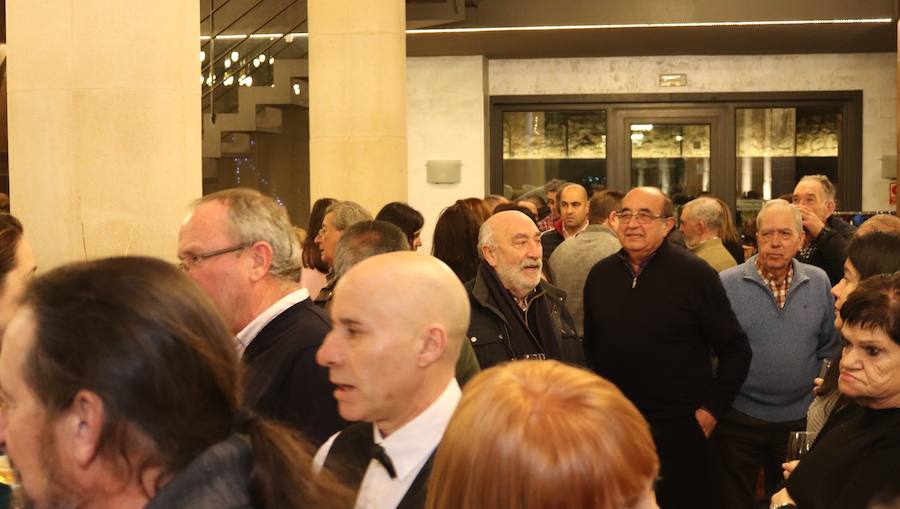 El candidato a la Presidencia de la Junta y secretario general del PSOECyL, Luis Tudanca, ha participado en el vino de Año Nuevo de la Agrupación del PSOE de Burgos. Junto a él han estado Daniel de la Rosa, candidato socialista a la alcaldía de la capital, y la diputada nacional Esther Peña.