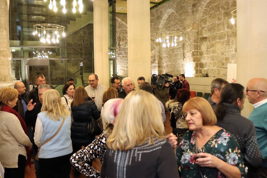 El candidato a la Presidencia de la Junta y secretario general del PSOECyL, Luis Tudanca, ha participado en el vino de Año Nuevo de la Agrupación del PSOE de Burgos. Junto a él han estado Daniel de la Rosa, candidato socialista a la alcaldía de la capital, y la diputada nacional Esther Peña.