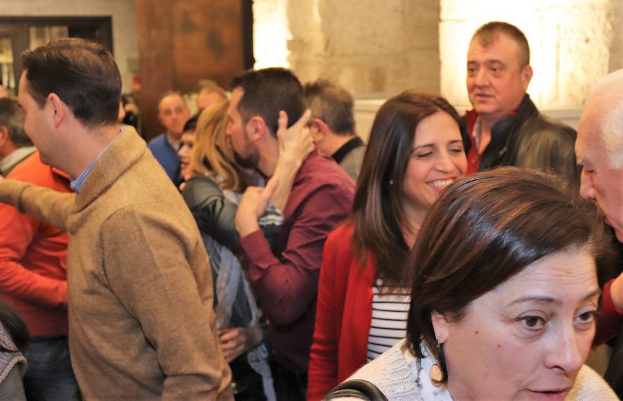 El candidato a la Presidencia de la Junta y secretario general del PSOECyL, Luis Tudanca, ha participado en el vino de Año Nuevo de la Agrupación del PSOE de Burgos. Junto a él han estado Daniel de la Rosa, candidato socialista a la alcaldía de la capital, y la diputada nacional Esther Peña.