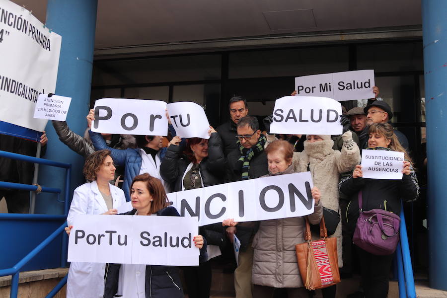En Los Cubos, los usuarios han pedido a las tres médicos que han renunciado a su plaza que se queden