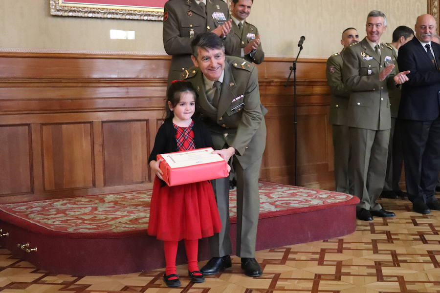 El Regimiento de Transmisiones 22 ha entregado esta mañana a varias entidades los donativos recaudados con el Belén de la Catedral y ha entregado los premios de fotografía y postales navideñas.