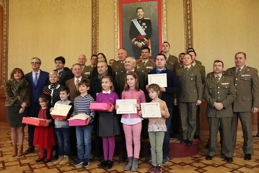 El Regimiento de Transmisiones 22 ha entregado esta mañana a varias entidades los donativos recaudados con el Belén de la Catedral y ha entregado los premios de fotografía y postales navideñas.