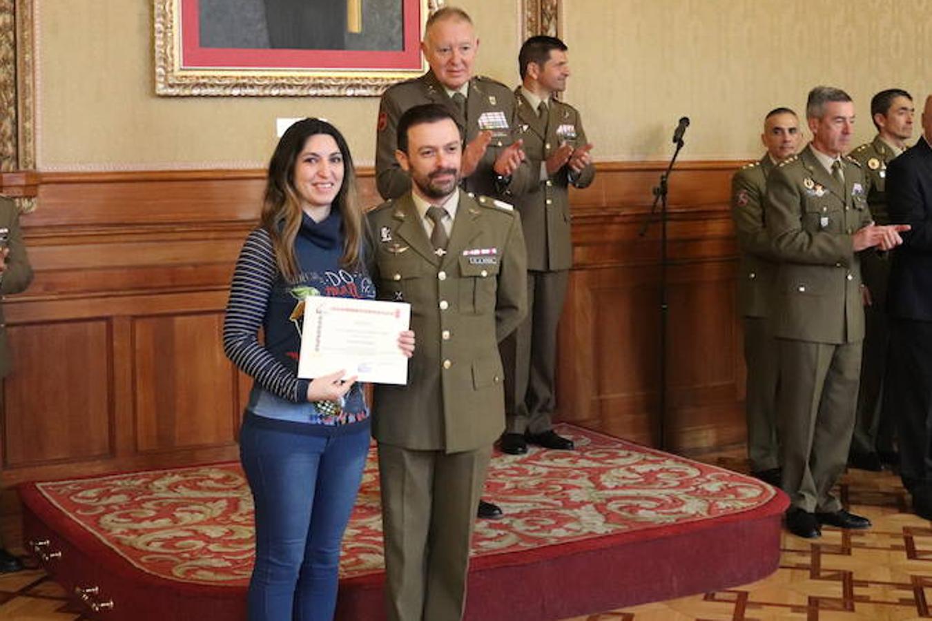 El Regimiento de Transmisiones 22 ha entregado esta mañana a varias entidades los donativos recaudados con el Belén de la Catedral y ha entregado los premios de fotografía y postales navideñas.