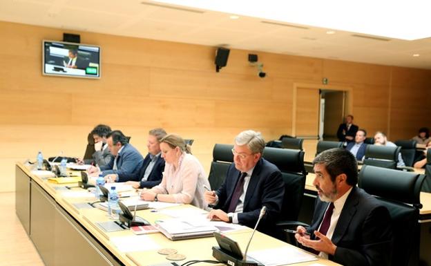Los procuradores de los diferentes grupos parlamentarios durante la Comisión de Investigación de las Cajas de Ahorro. 